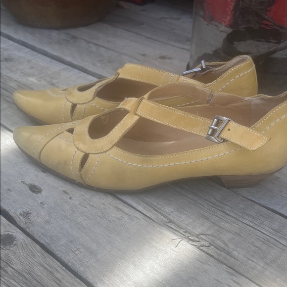 Women’s Fidji Yellow Pointed-Toe Slingback Heels - Picture 2 of 5